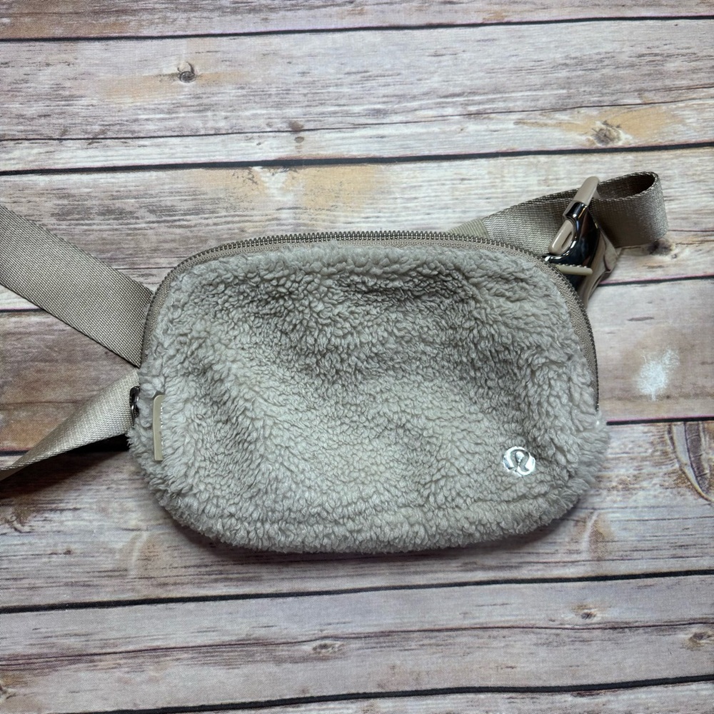 Lululemon Everywhere Belt Bag Sherpa / Fleece Edition